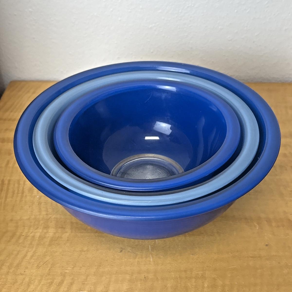 PYREX Vintage Set of 3 Blue Nesting Mixing Bowls 325 323 322